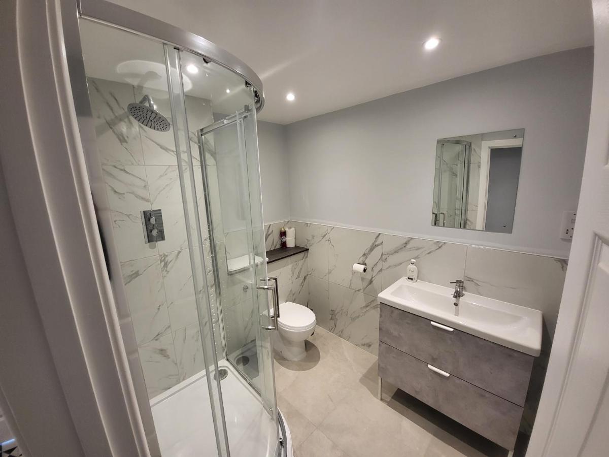 High Spec Large 6 Bedroom House! キングストン・アポン・テムズ エクステリア 写真
