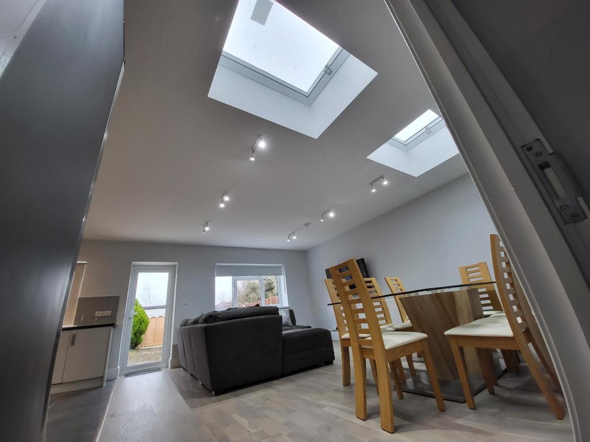 High Spec Large 6 Bedroom House! キングストン・アポン・テムズ エクステリア 写真