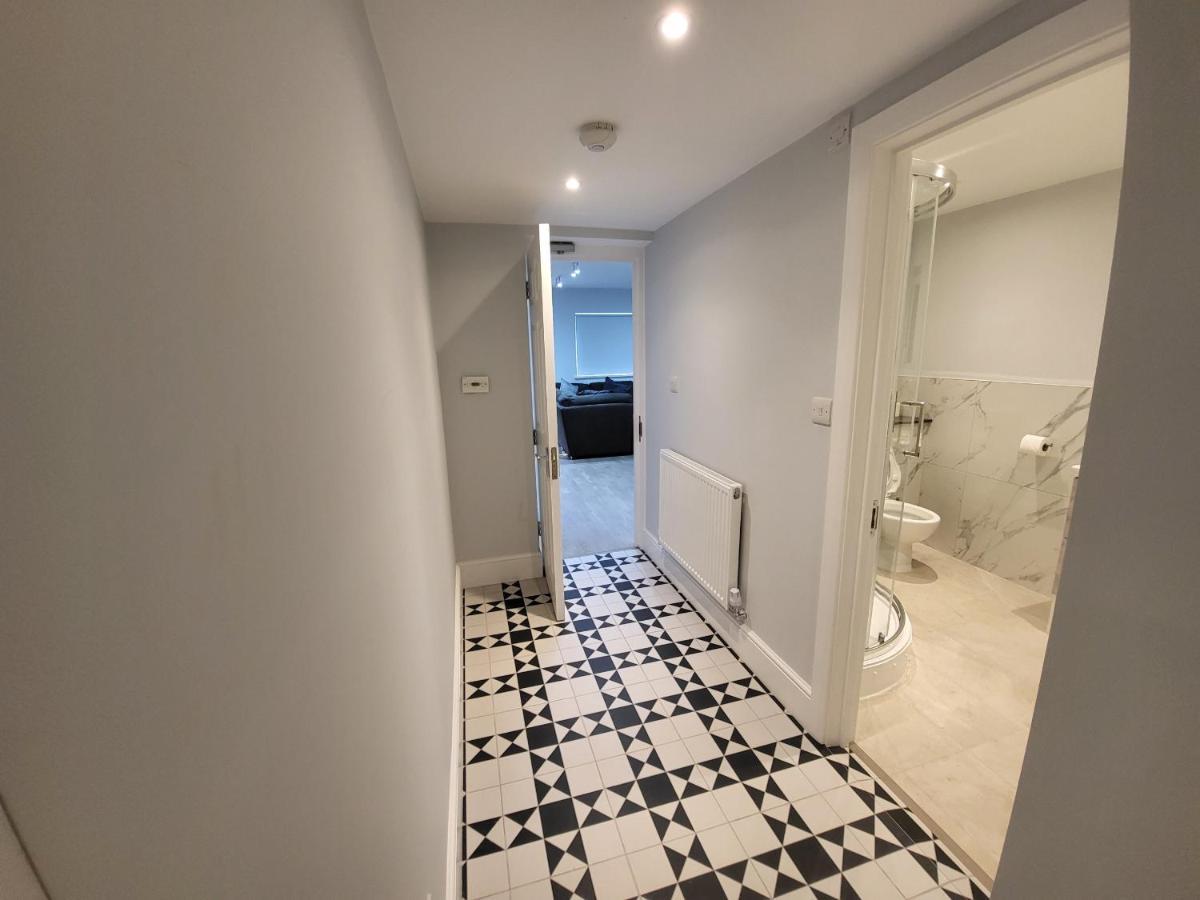High Spec Large 6 Bedroom House! キングストン・アポン・テムズ エクステリア 写真